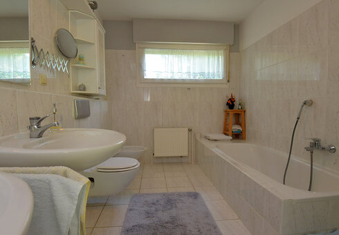 Bad mit Badewanne und Dusche