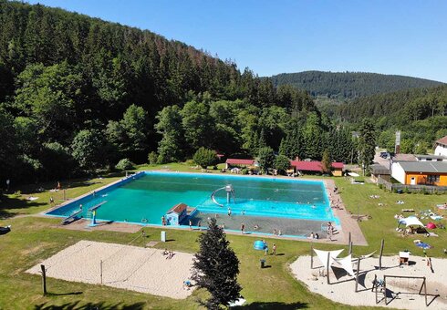 Waldbad direkt neben dem Ferienpark