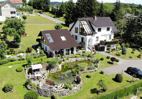 Luftbild von Haus und Grundstück