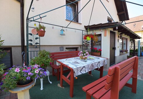Terrasse mit Gartenmöbeln