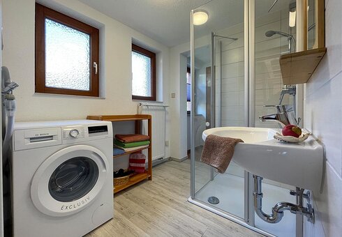 Bad mit Dusche, WC, Waschbecken
