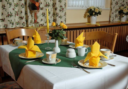 Liebevoll gedeckter Tisch