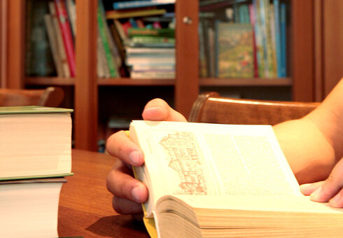 In der hauseigenen Bibliothek