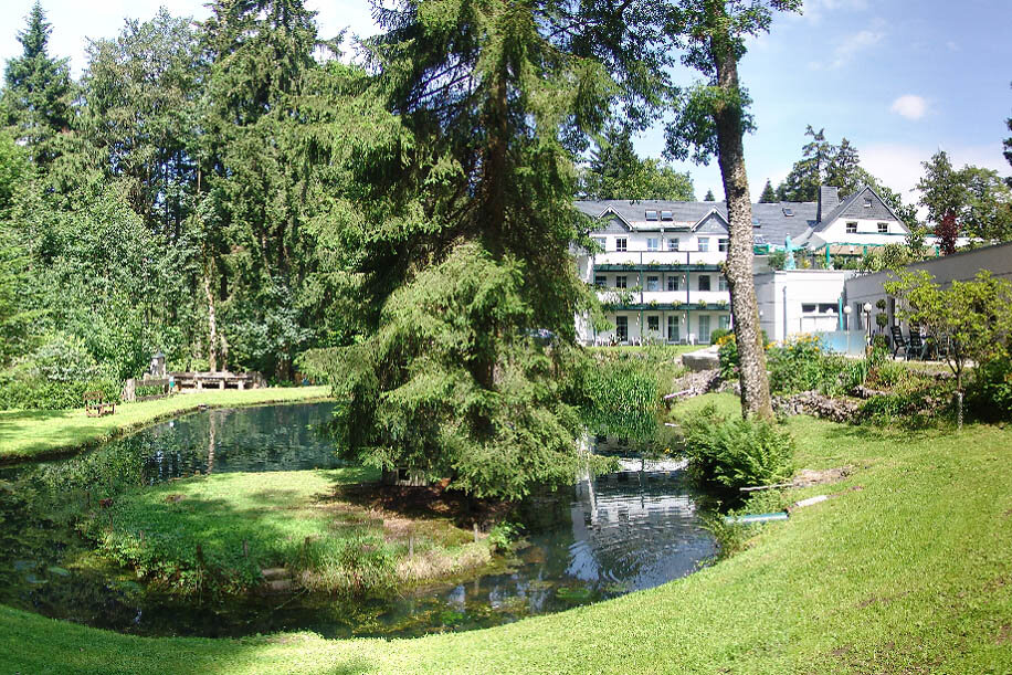 Cafe-Pension-im-Kurpark-Schmiedefeld-am-Rennsteig-Panorama
