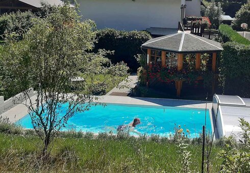 Pool und Liegewiese