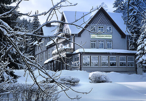 Waldhotel im Winter