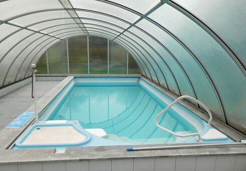 Überdachter Pool im Garten