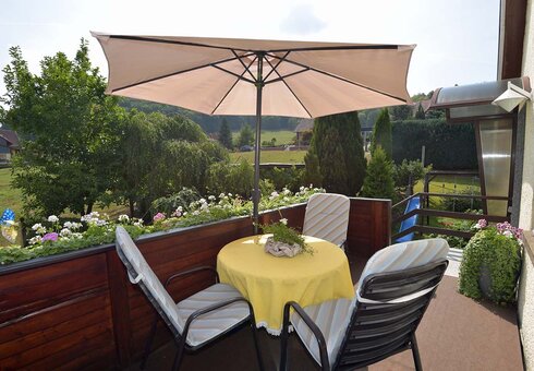 Terrasse mit Gartenmöbeln