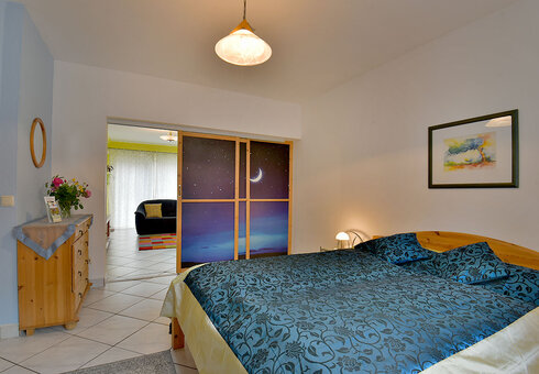 Schlafzimmer mit Doppelbett