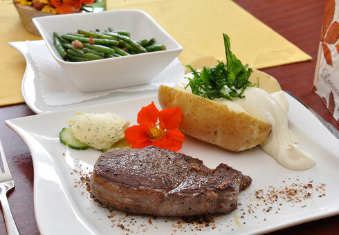 Steak mit Ofenkartoffel und Bohnen