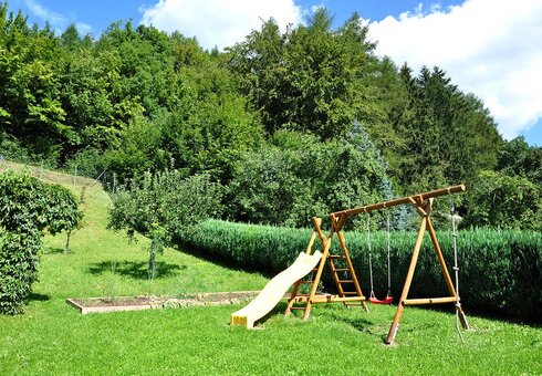 Liegewiese und kleiner Spielplatz