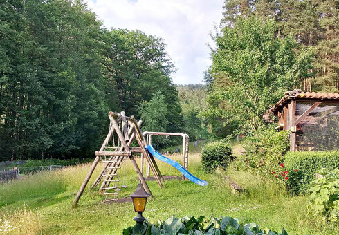 Garten mit Spielplatz