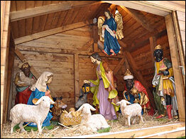 Weihnachtskrippe mit Holzfiguren