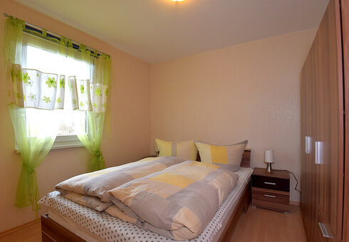 Schlafzimmer mit Doppelbett