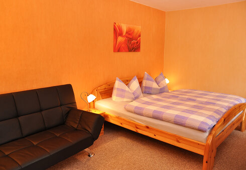 Couch und Doppelbett