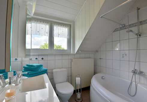 Bad mit Badewanne und WC