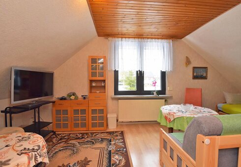 Wohnzimmer mit Couch und TV