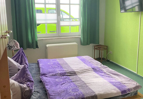 Schlafzimmer mit Doppelbett
