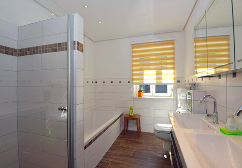 Bad mit Dusche und Badewanne