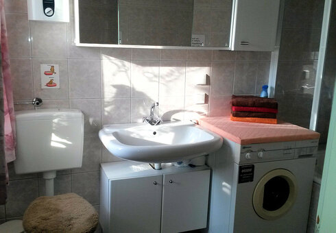 Badezimmer mit Waschmaschine
