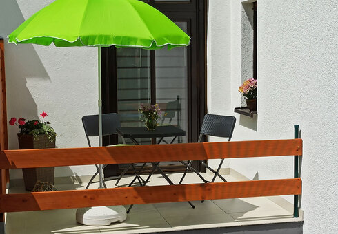 Balkon mit Gartenmöbeln