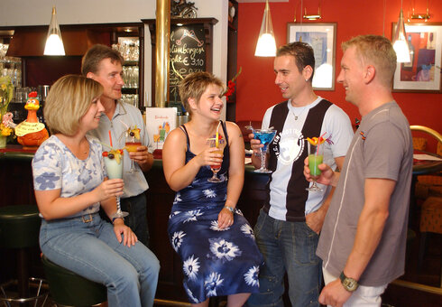 gesellige Runde an der Bar