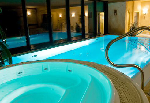 Schwimmbad mit Whirpool