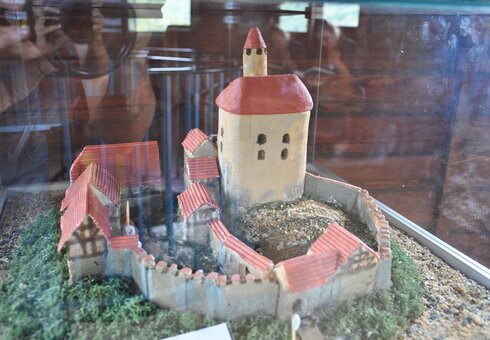 Modell der historischen Hallenburg