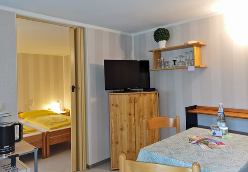 Blick in die kleine Wohnung im Anbau