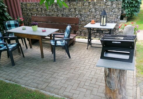 Terrasse und Grill im Garten