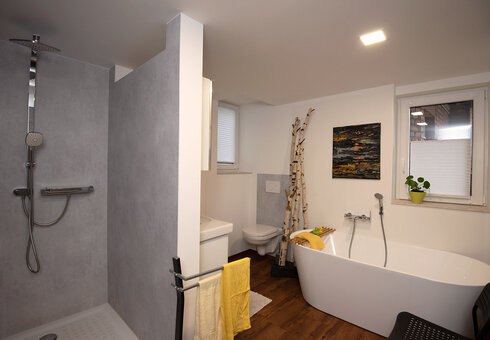 Badezimmer mit Dusche, Badewanne und WC