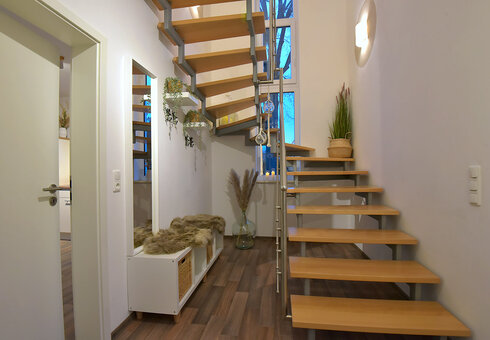 Flur mit Treppe nach oben