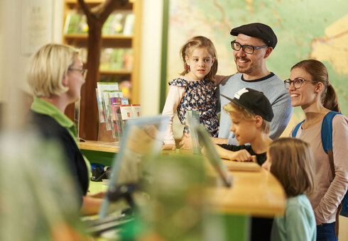 Familie im Nationalparkzentrum