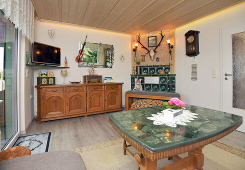Wohnzimmer mit TV und Ofen