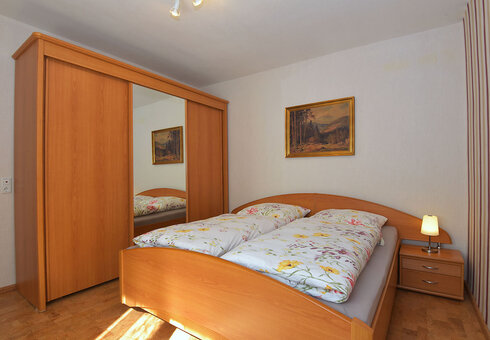 Schlafzimmer mit Doppelbett
