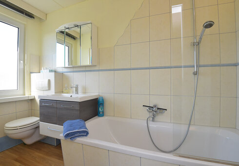 Badezimmer mit WC und Badewanne
