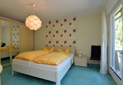Schlafzimmer mit Doppelbett