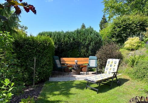 Garten mit Terrasse und Sonnenliege