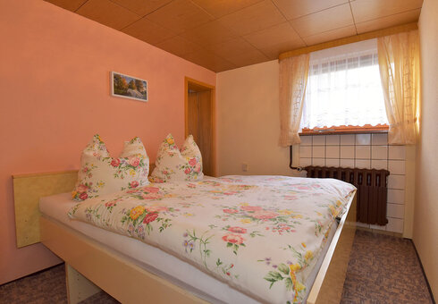 Schlafzimmer mit Doppelbett