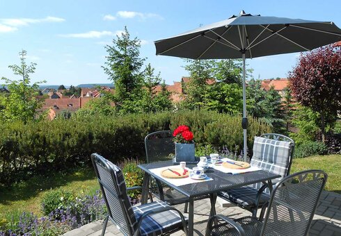 Terrasse mit Gartenmöbeln