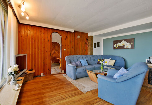 Wohnzimmer mit Couch und Sessel