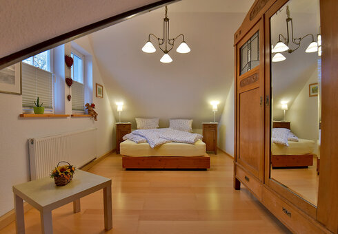 Schlafzimmer mit Doppelbett