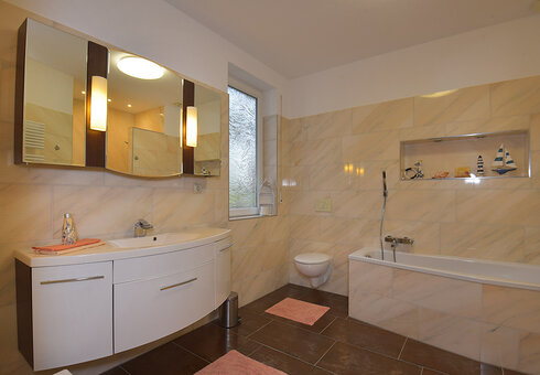 Bad mit Badewanne und Dusche