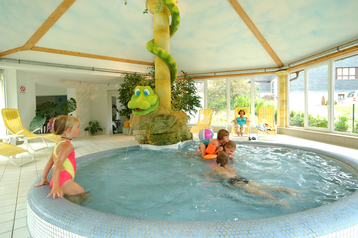 Baden im Kinderbecken
