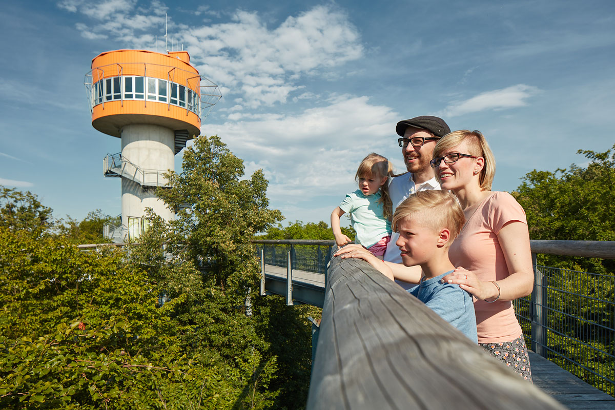 Familie auf dem Baumkronenpfad
